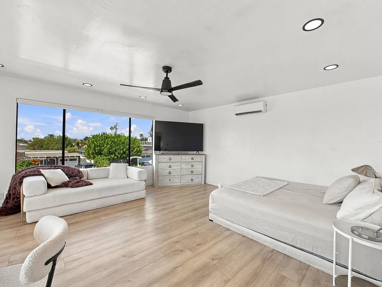 Studio, 400 sqft, $2,700 — Photo 2