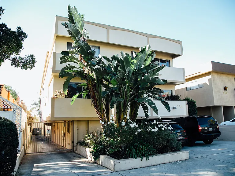 725 Hayworth Apartments — Photo 10