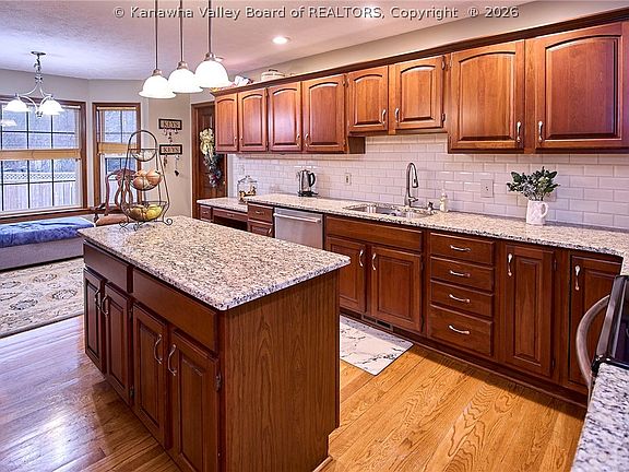 5th image of 202 Pleasant View Dr