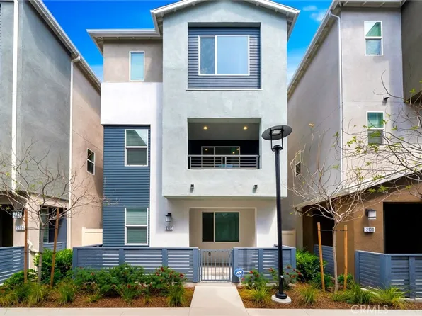 2132 Lacy Crossing Dr, Santa Ana, CA 92701