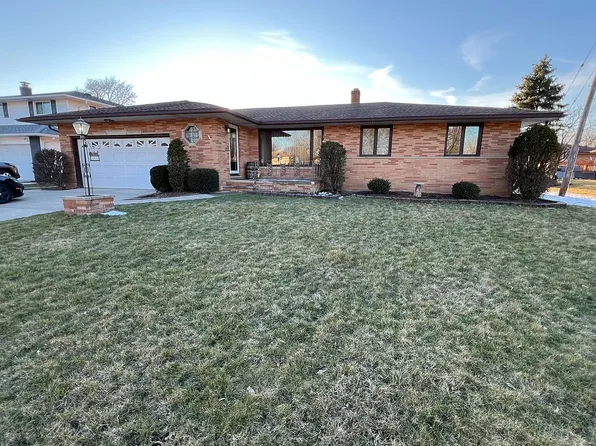 5588 Pinnacle Park Dr, Seven Hills, OH 44131