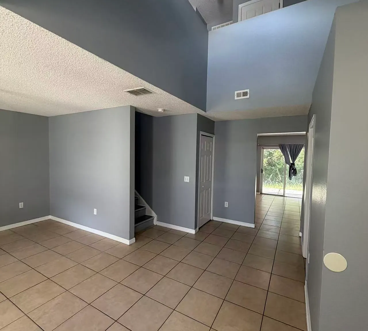 6 bed, 2.5 bath, 2844 sqft, $2,650 — Photo 4