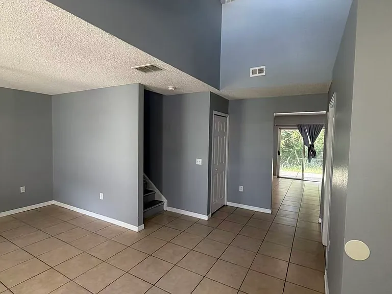329 Chelmsford Ct — Photo 4