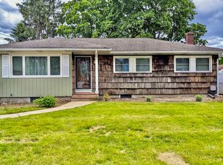 211 W 22nd St, Huntington, NY 11743