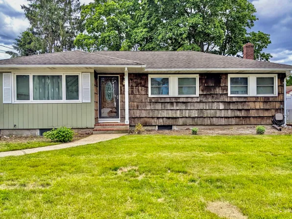 211 W 22nd St, Huntington, NY 11743