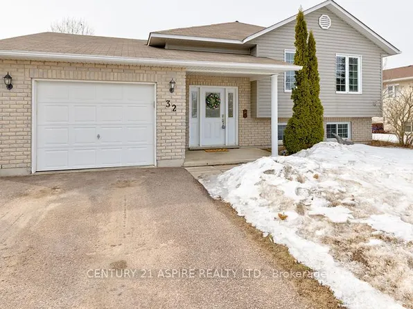 32 Highland Park Dr, Petawawa, ON K8H 3S2