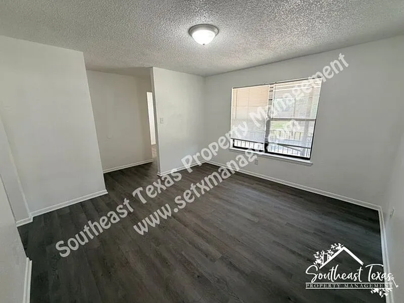 1410 S Elizabeth Ave — Photo 2