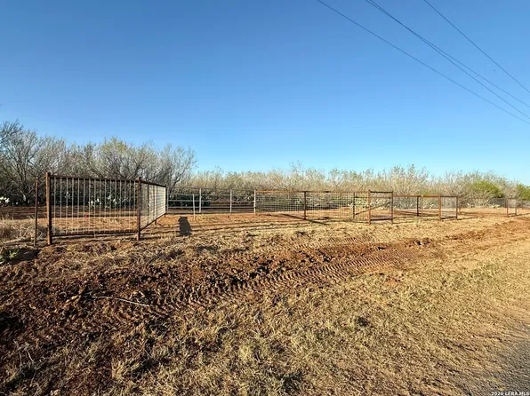 2175 county road 332, Charlotte, TX 78011