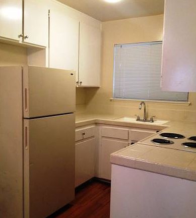5th image of 3615 Greenlee Dr APT 4