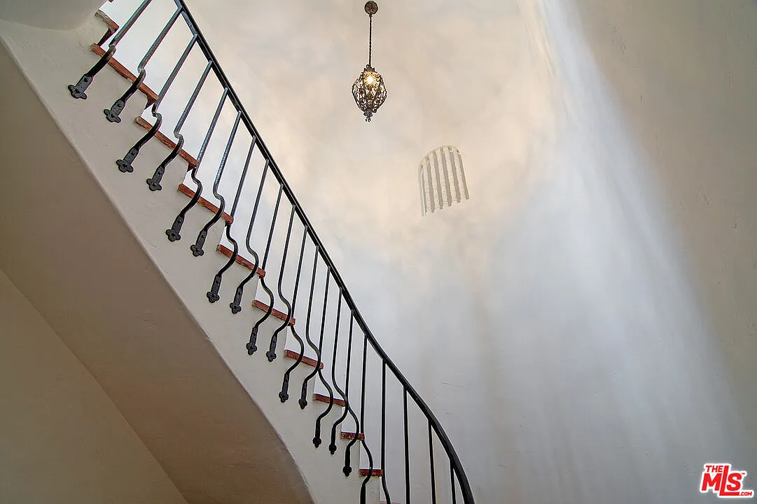 3 bed, 2.0 bath, 2500 sqft, $7,200 — Photo 4