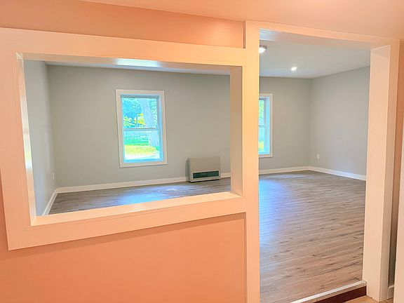 3rd image of 2046 Hartford Ave #4