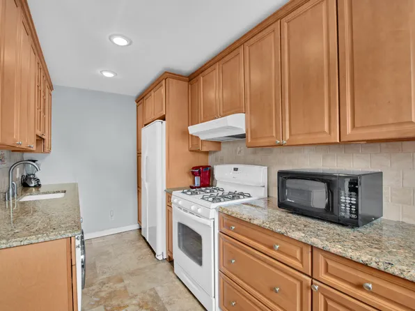 21-29 Utopia Parkway image 3 of 8