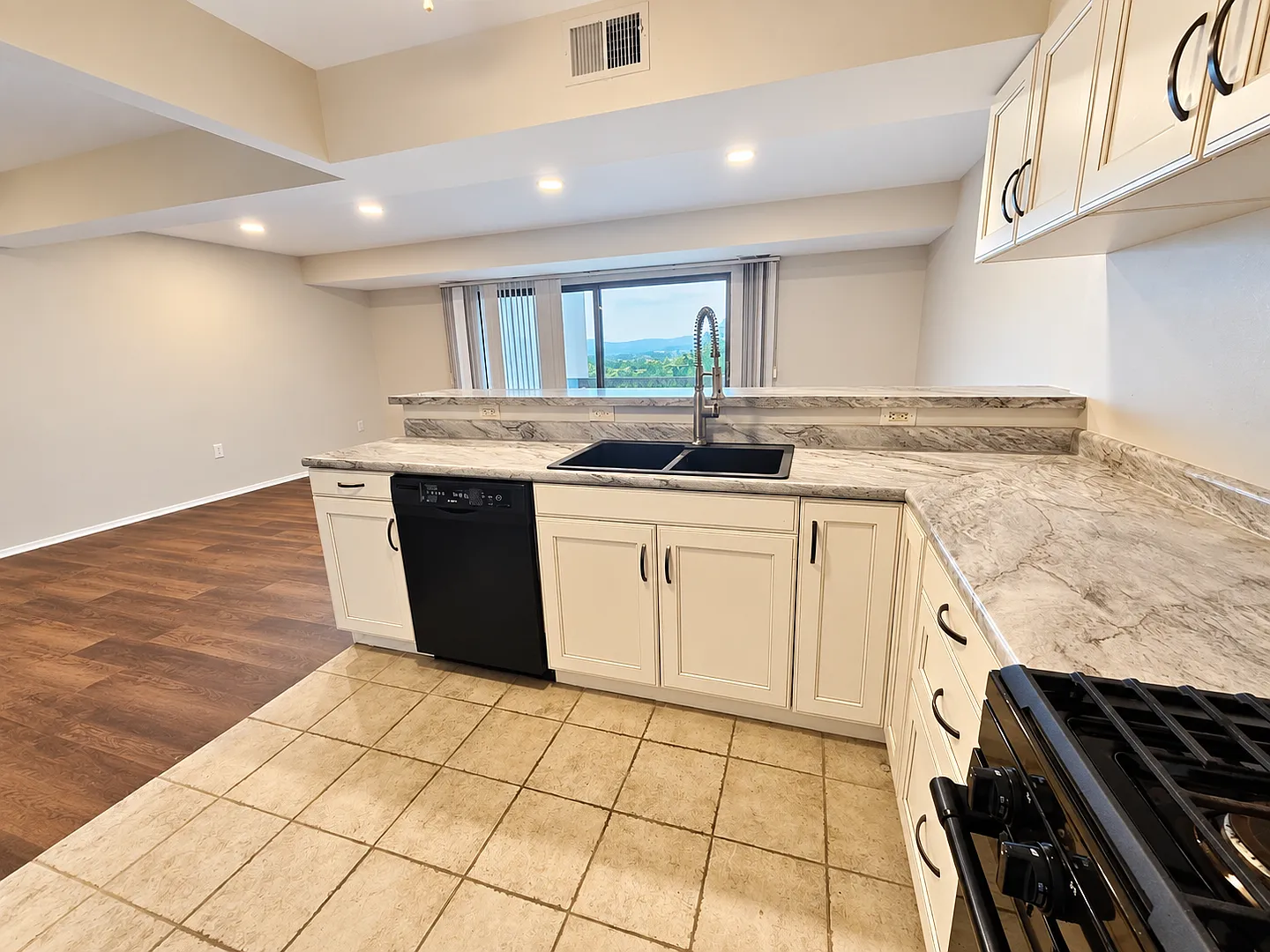 Quiet 2 bed, 1.5 bath Home - Available NOW — Photo 4