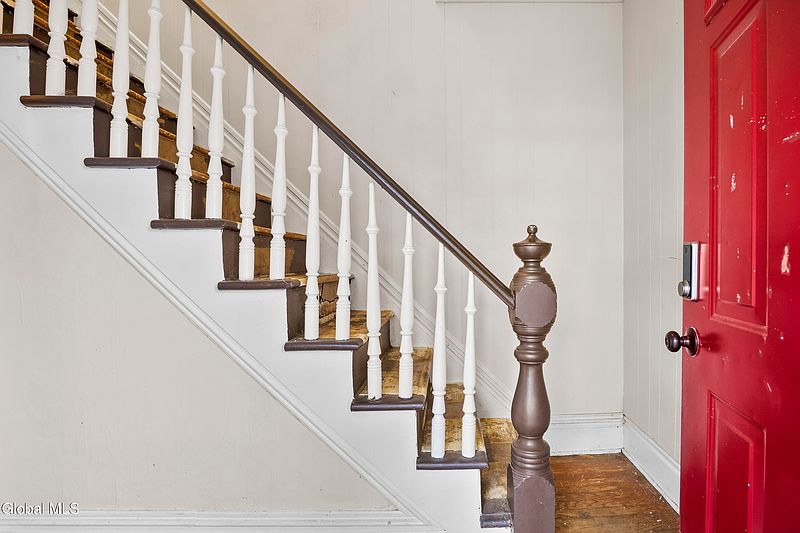 4th image of 27 Saratoga Avenue