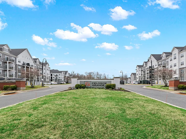 Fieldside Grande Apartments & Townhomes — Photo 28