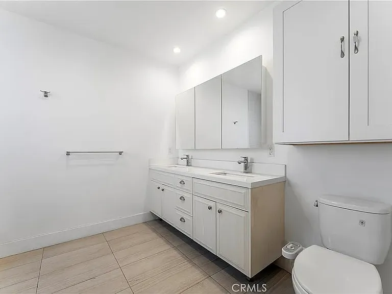 210 N Monterey St — Photo 6