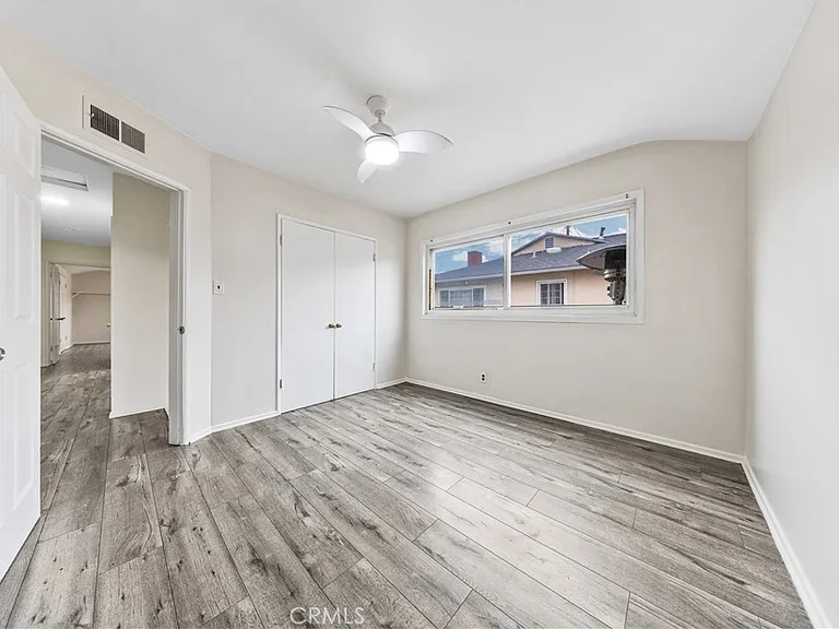 6943 Nagle Ave — Photo 7