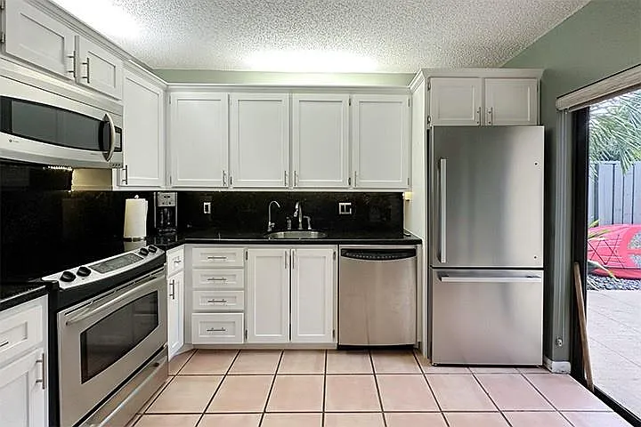 1700 Embassy Dr #504 — Photo 6