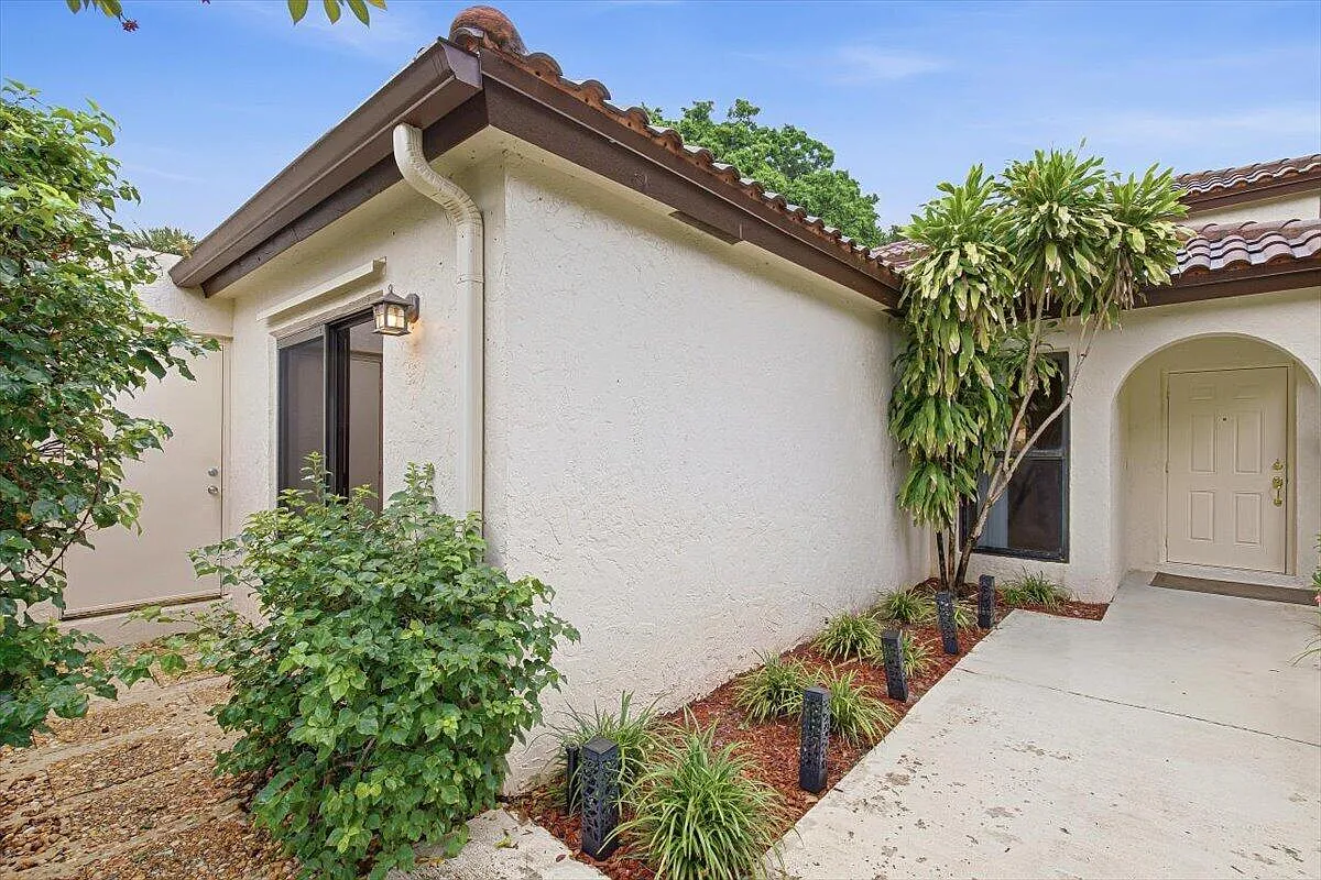 2 bed, 2.0 bath, 1354 sqft, $2,900 — Photo 2