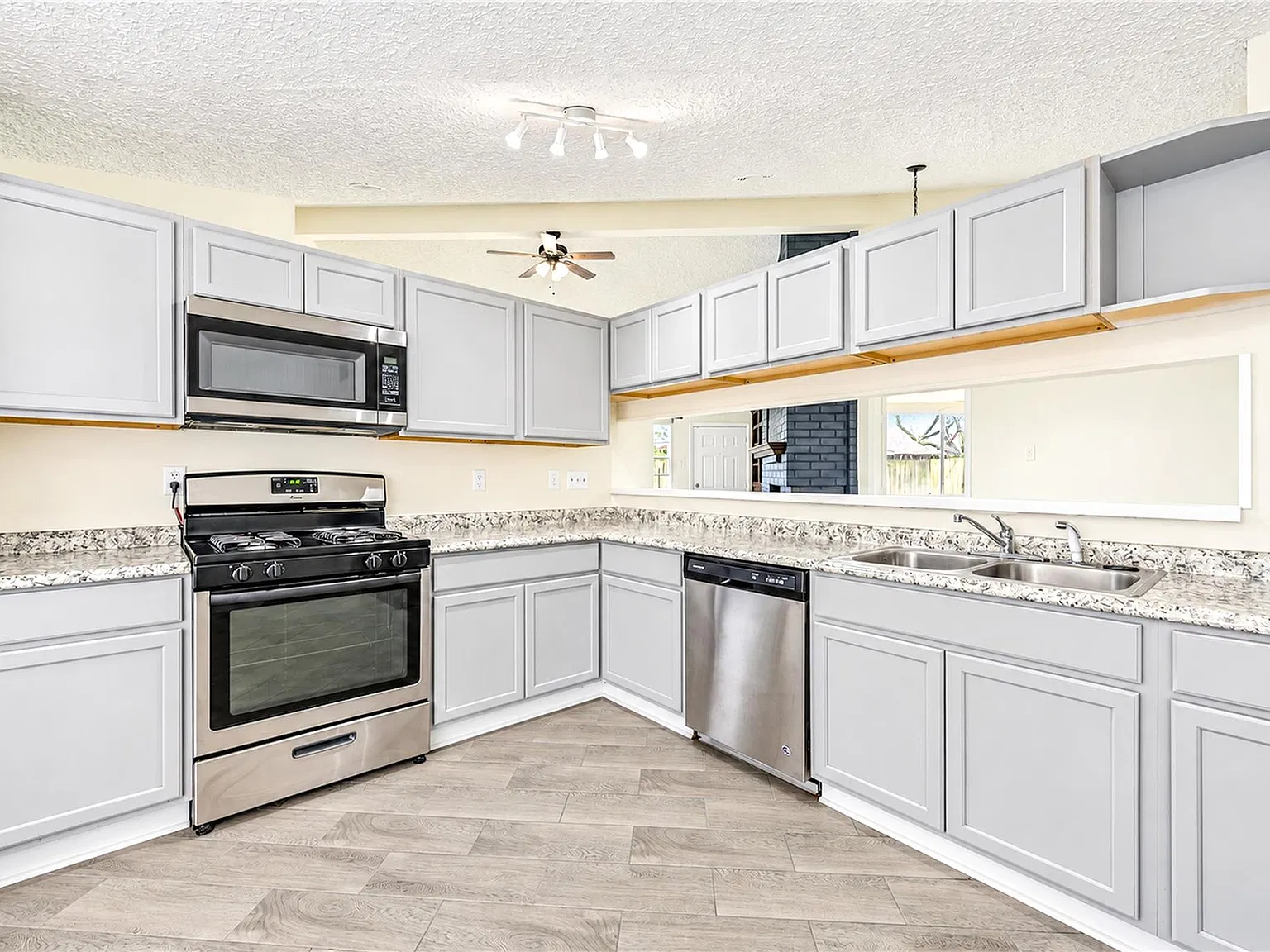 4 bed, 2.0 bath, 2090 sqft, $1,900 — Photo 4