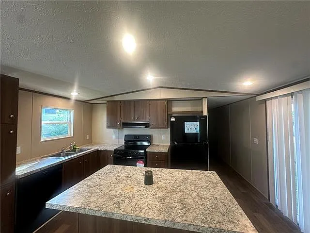 4 bed, 2.0 bath, 1140 sqft, $1,500 — Photo 2