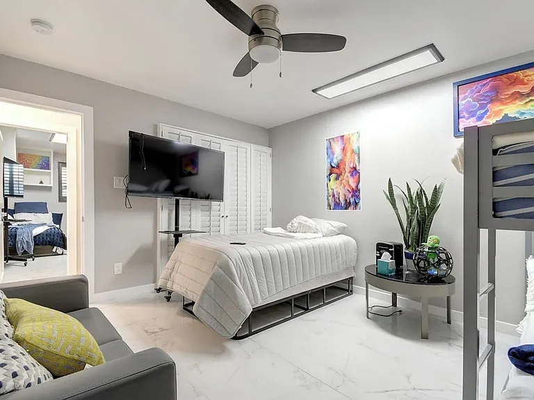 121 W Balboa Dr — Photo 43