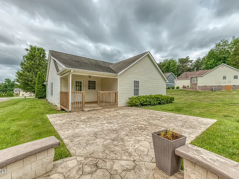 250 Bradford Ln — Photo 2