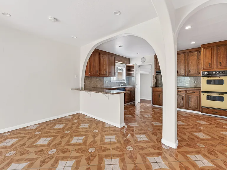 25468 Belmont Ave — Photo 21