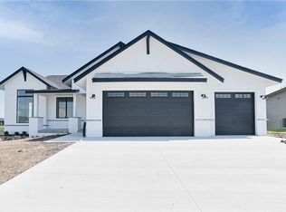 7607 NW 95th Ct, Johnston, IA 50131