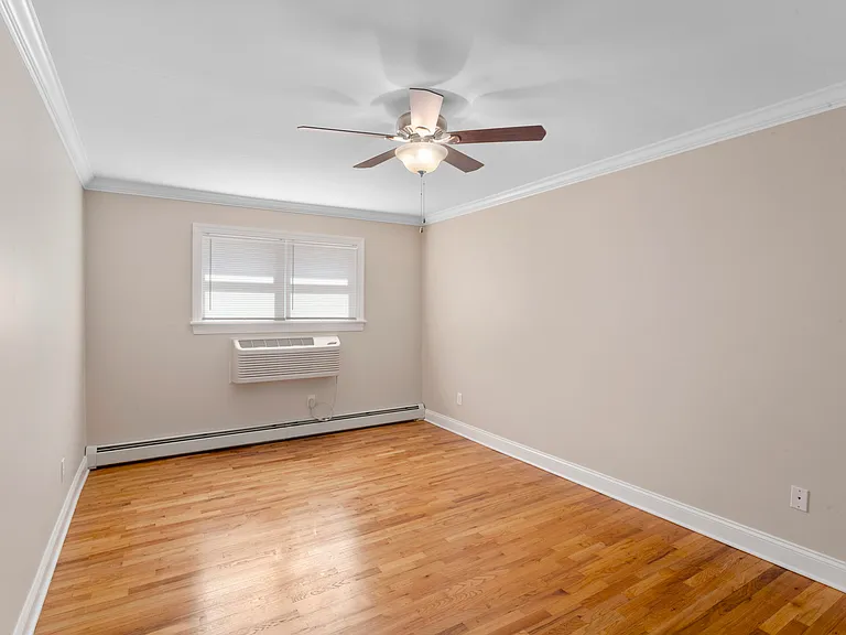 4 Jeanne Marie Gdns — Photo 13