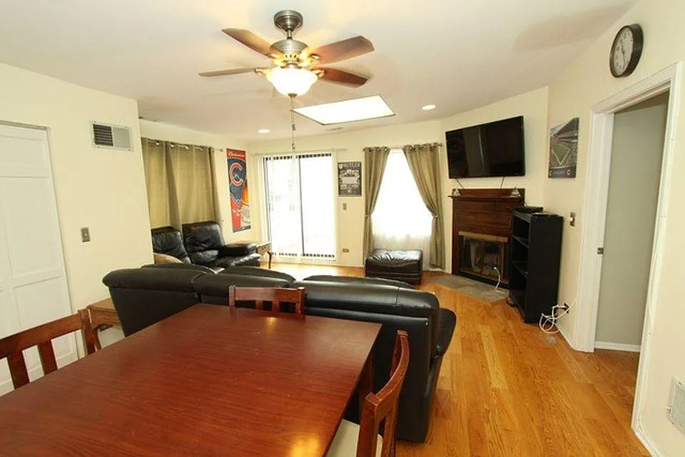 Building Photo - 2643 N Southport Ave #E