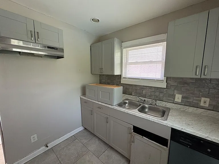 15387 Lesure St — Photo 4