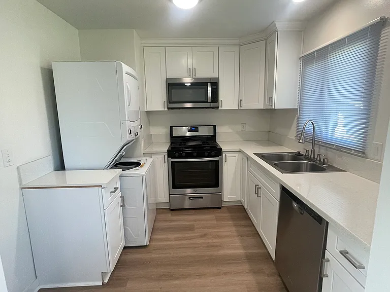 228 S Oak St — Photo 8