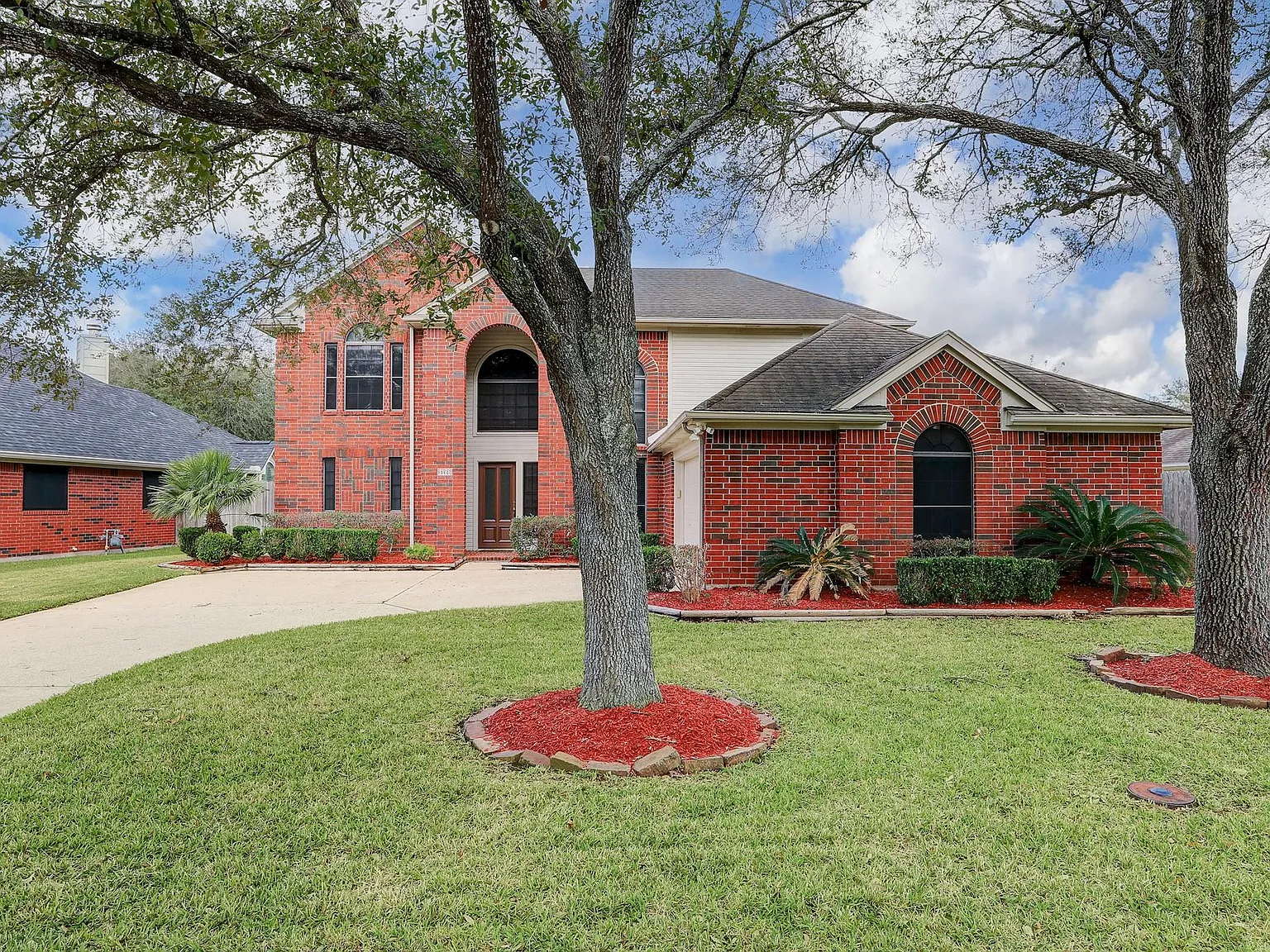 3 bed, 2.5 bath, 2385 sqft, $2,400 — Photo 2