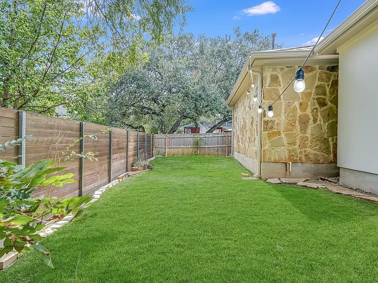 809 Kinney Ave — Photo 20