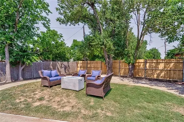 1501 Carlton Way — Photo 27
