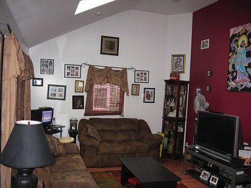 5th image of 28 Birch Ave E