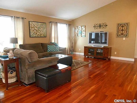 3rd image of 17 Woodbine Dr
