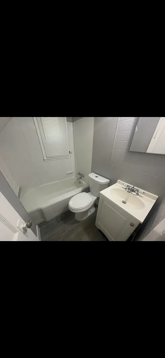 Building Photo - 423 Lisbon Ave #2