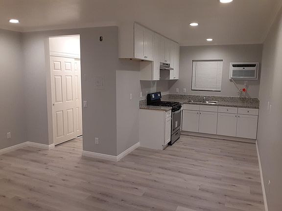 5th image of 17071 Chatsworth St #21