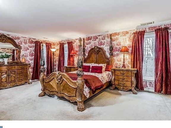 The Master Suite You Deserve! : Very spacious with walk-in closet and attached bath with soaking tub