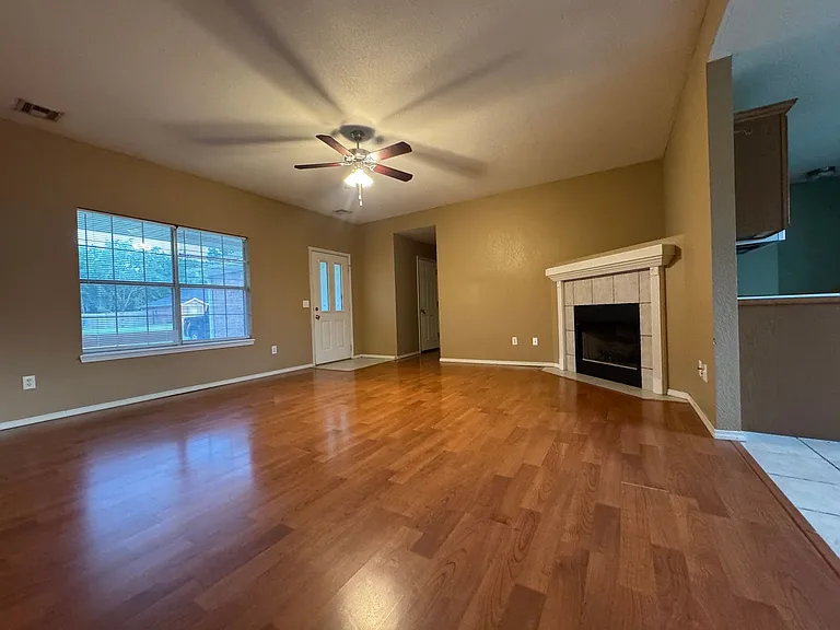 550 Walker St — Photo 3