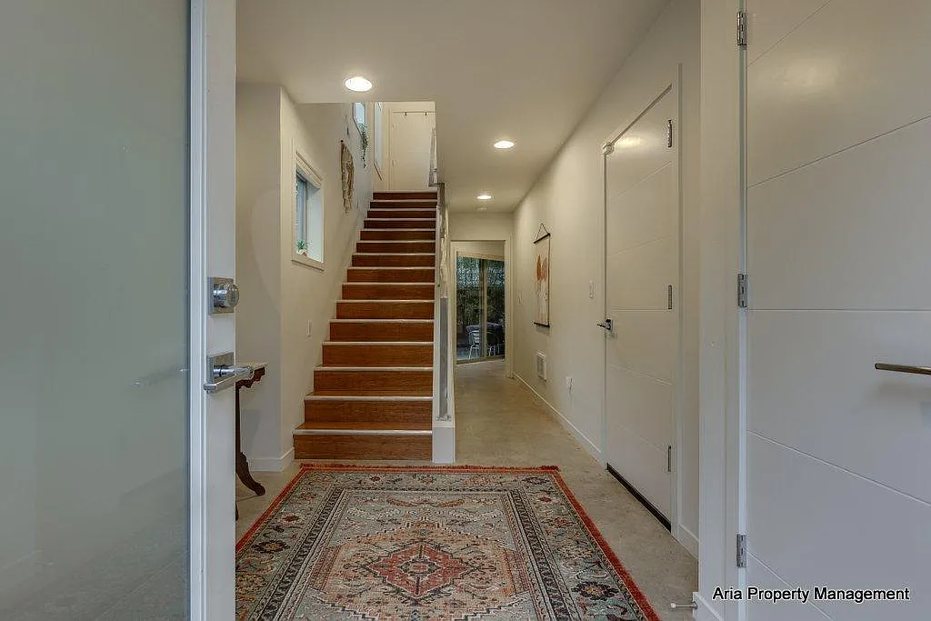 163 SE 13th Ave — Photo 3
