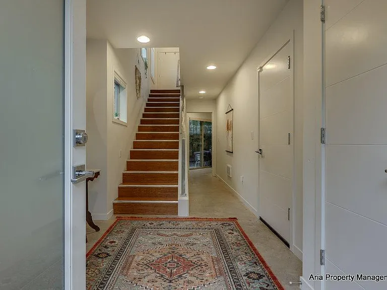 163 SE 13th Ave — Photo 3