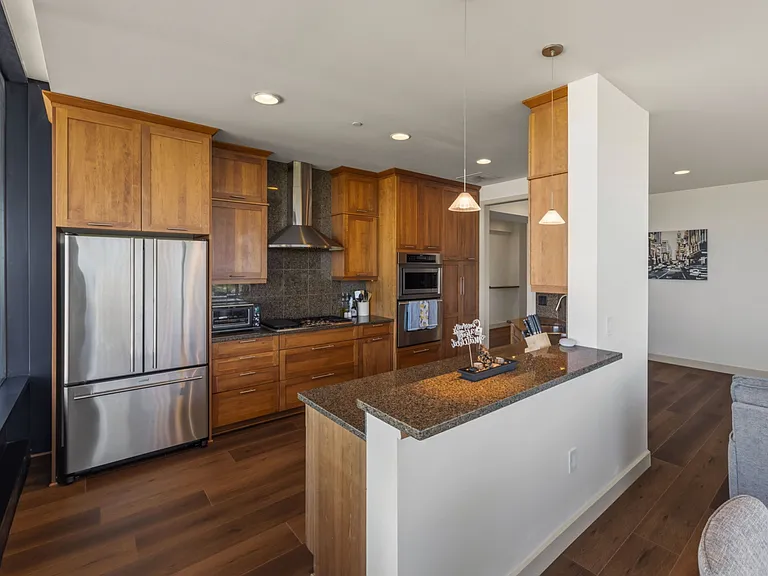 700 W 31st St #404 — Photo 17