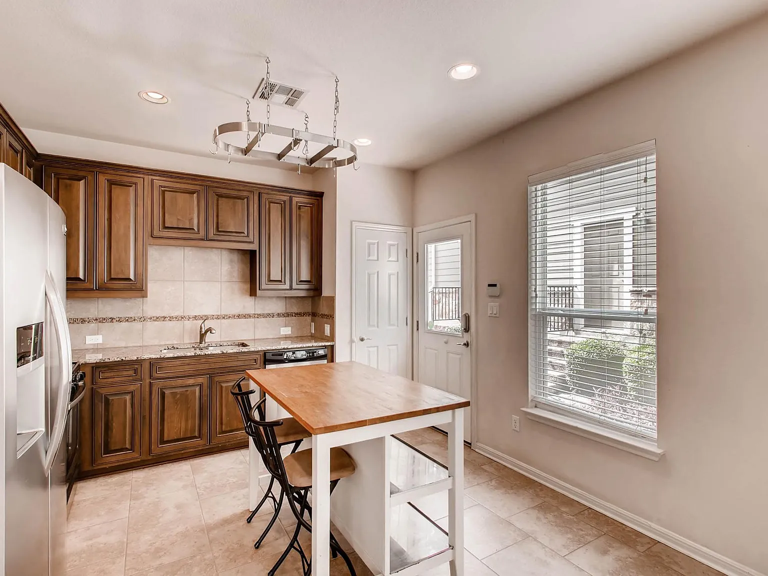 3 bed, 1408 sqft, $2,495 — Photo 4