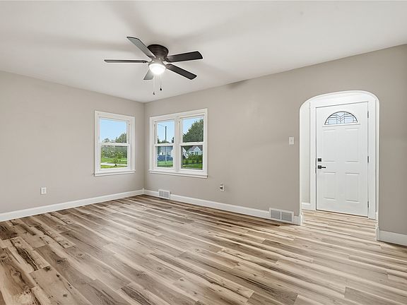 3rd image of 1050 27th St NE