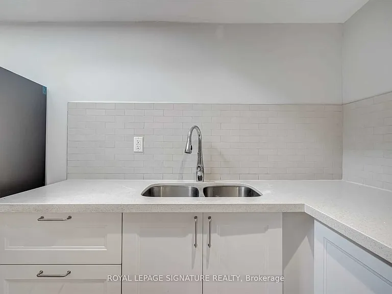 604 A Queen St W — Photo 5