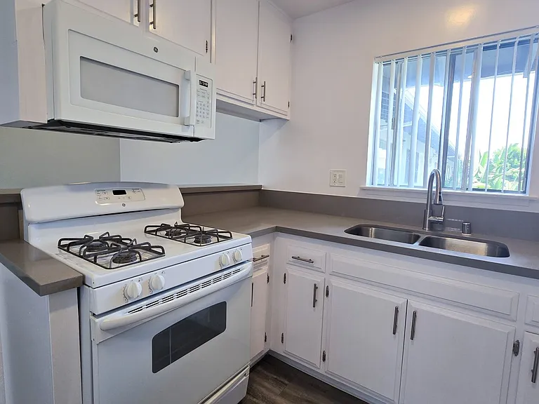 18400 Prairie Street — Photo 50