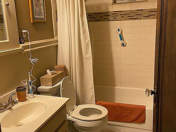 2nd floor bathroom 
